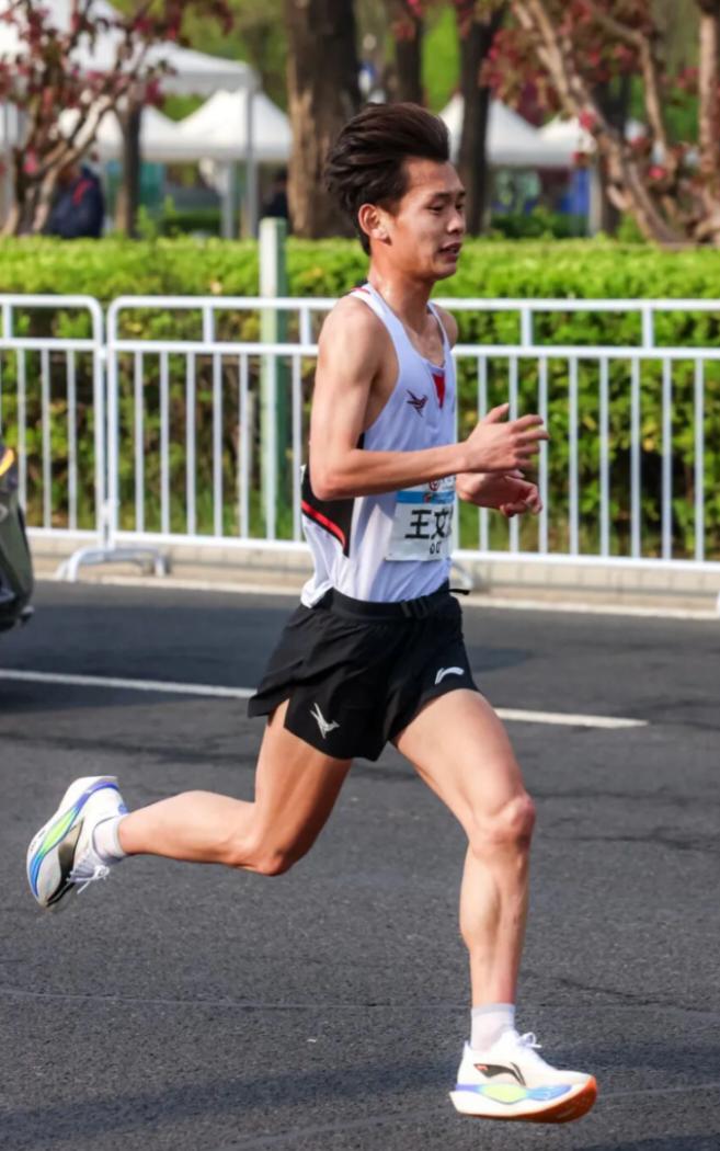 00后跑将王文杰手握多项国内顶级纪录，却没法稳进亚运会，不少跑友直呼看不懂。