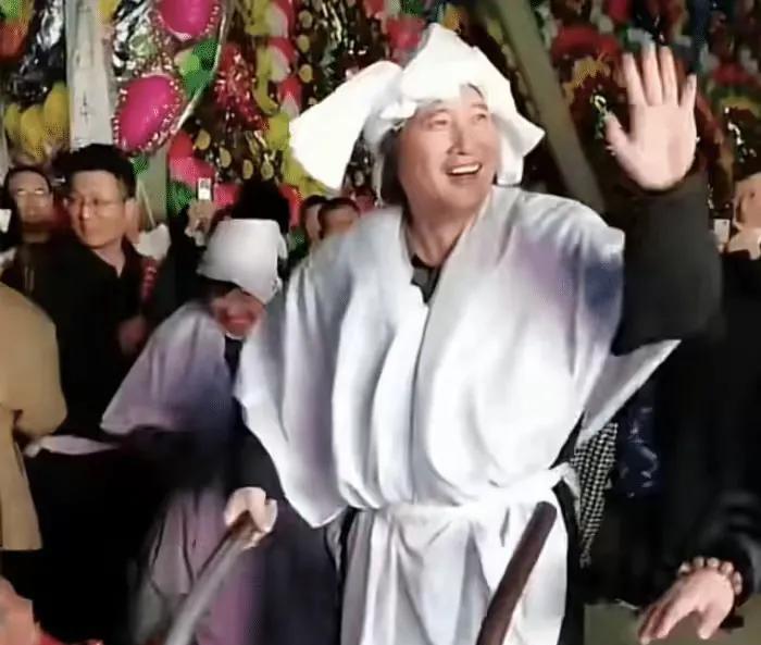 各地有各地的风俗，家里老人去世了，难道就一定要全程愁眉苦脸哭咧咧吗？想当年歌唱