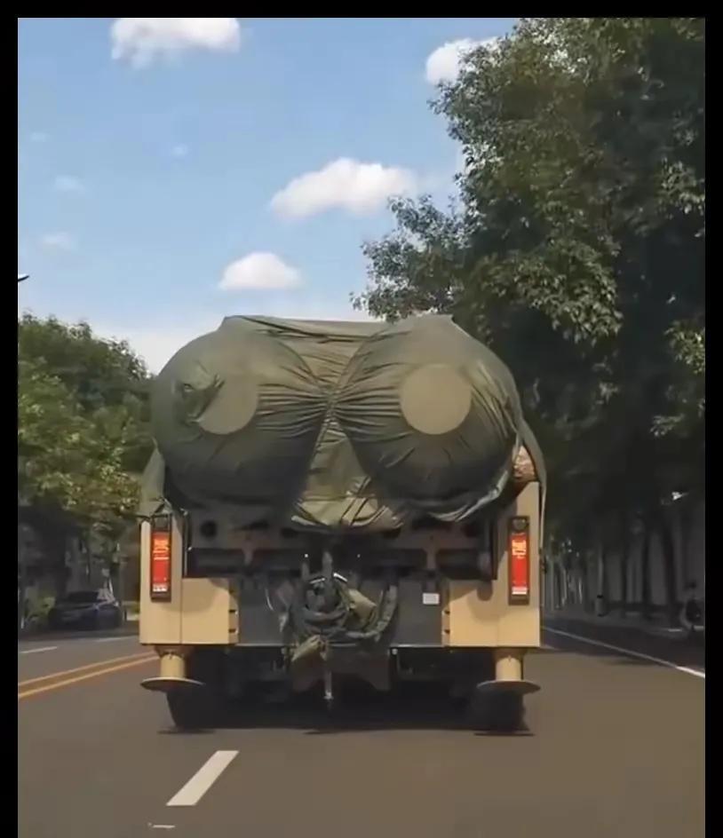 好家伙，这个就厉害了！一辆车搭载两枚，明显不是洲际弹道导弹的搭载模式，但看这弹