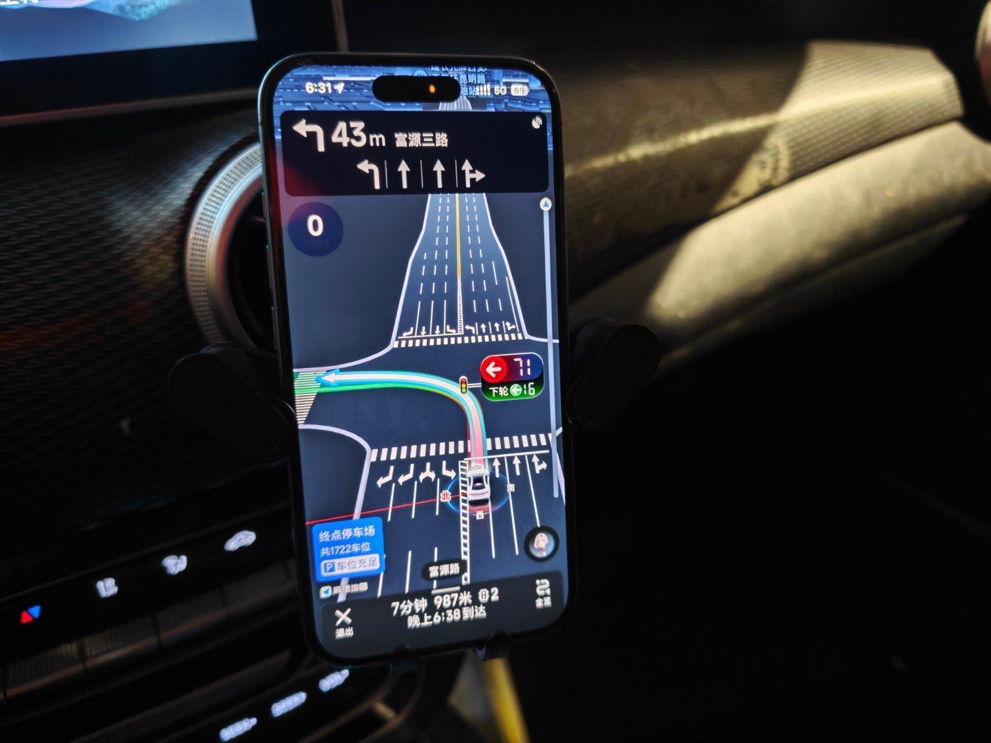 高德导航司马了，这个路线在左转这里等了100m，90秒红灯，15秒绿灯，什么SB