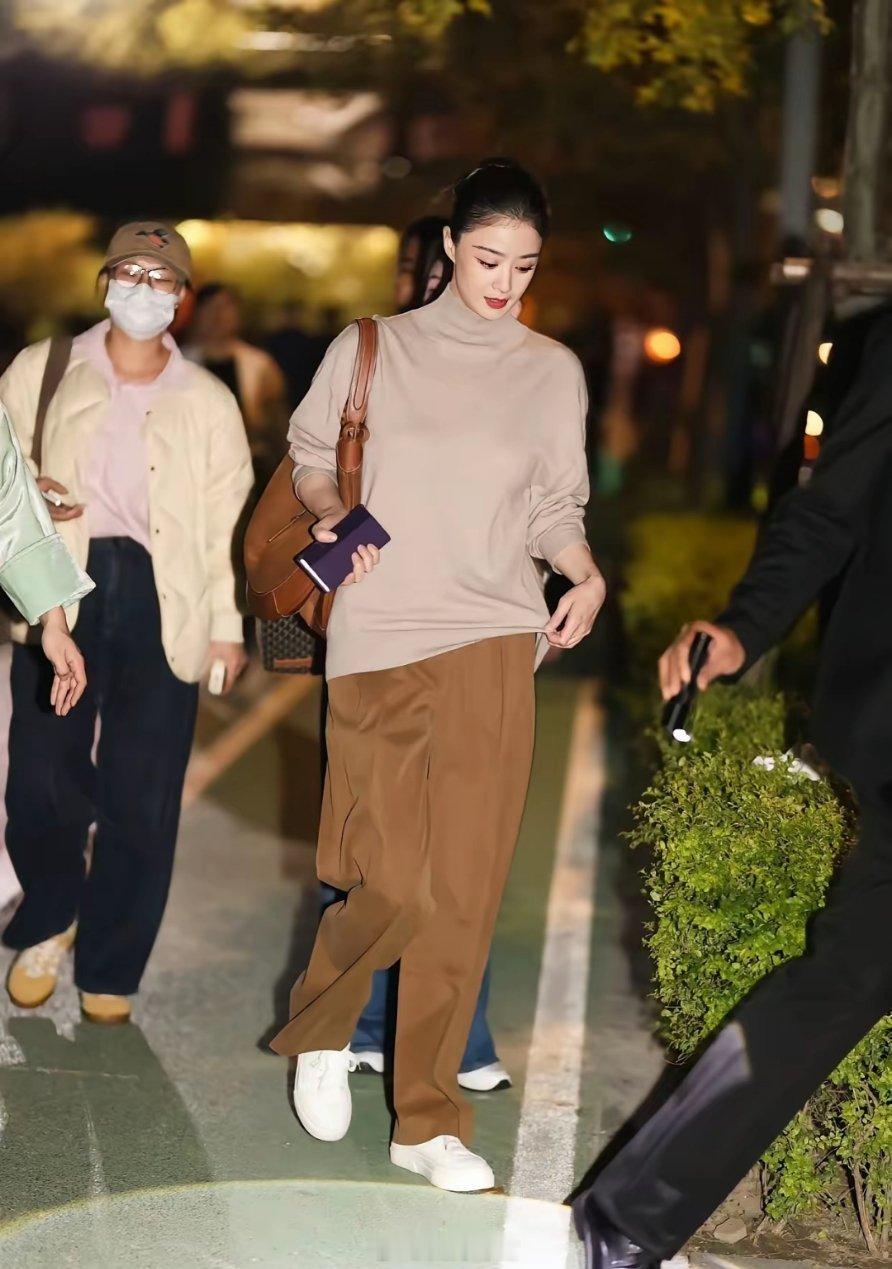 蒋欣又露面了，这身搭配非常的好看，随性松弛又慵懒，满满的高级配色。蒋欣的小V脸永