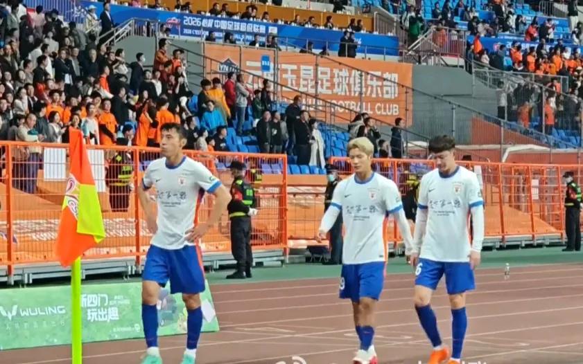 媒体人李平康透露，其实山东泰山大比分输球要归结于他们的一个助理教练。在山东泰山