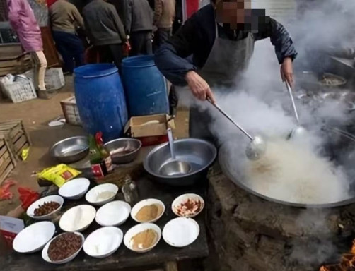 河南驻马店，同乡办喜事，男子和父亲一起到现场帮忙，吃过婚宴之后，男子就和几个村民