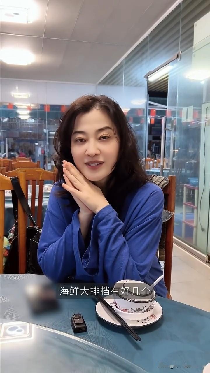 1月14日，演员梅婷更新海南三亚海鲜大排档vlog，她与团队工作人员一起吃安逸了