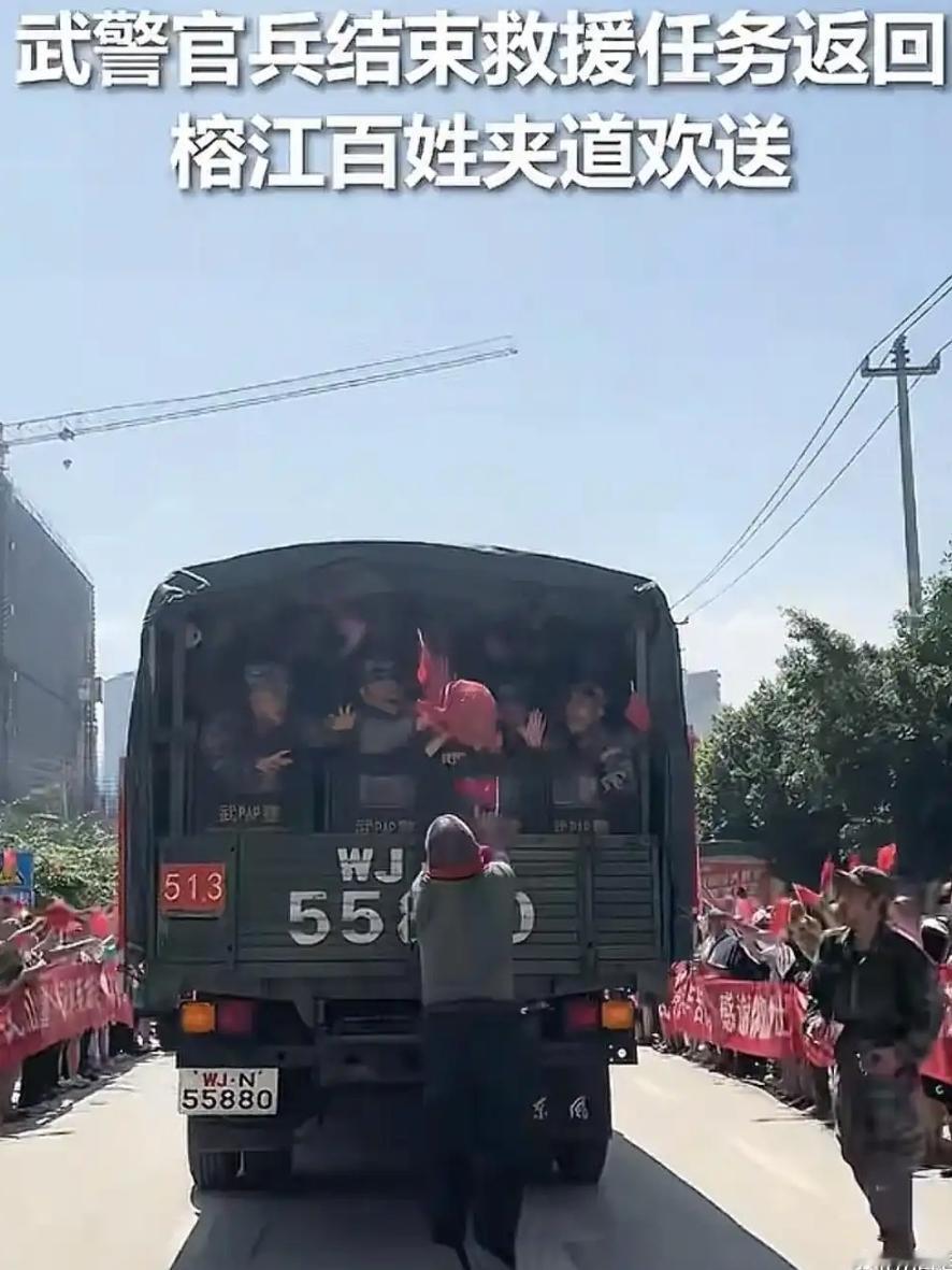 破防！贵港街头这场“疯狂投喂”，藏着中国人骨子里最硬的温柔你以为这就完了？阿
