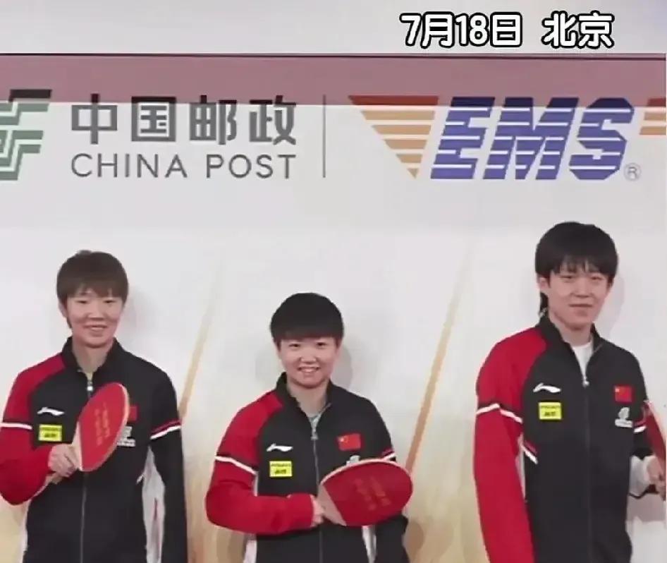 孙颖莎为啥会站在中间。看了一段视频，孙颖莎她们三人一行上台后，莎莎想站在最右侧。