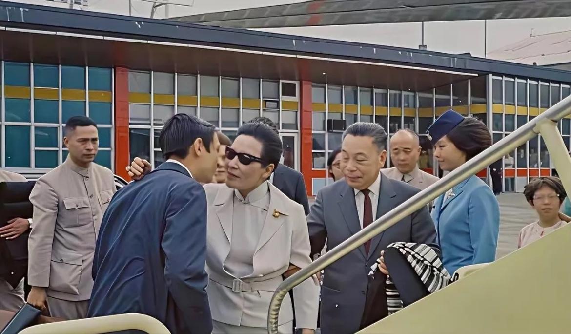 1975年9月，78岁的宋美龄赴美前，在台北与亲人和政要告别时的一幕，照片中蒋经