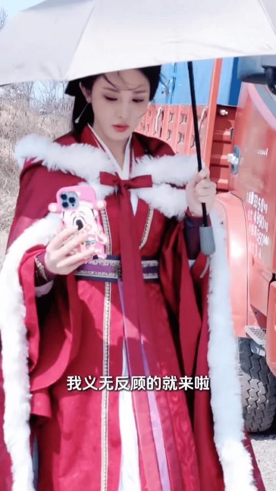 彭小苒的手机壳也太会了！粉色财神造型萌到犯规，接地气的同时又很有反差感，这波操作