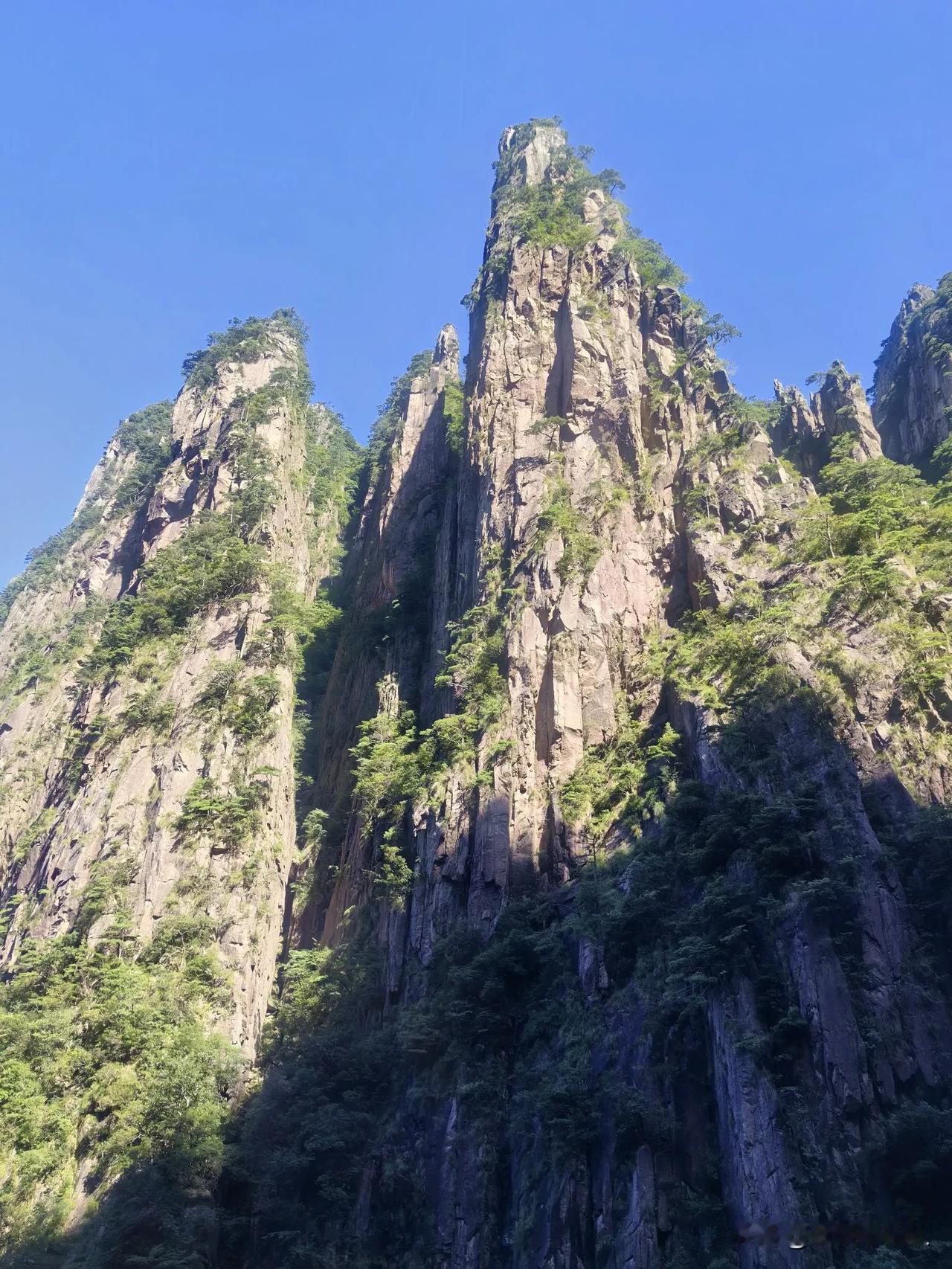 徐霞客诚不欺我：“登黄山，天下无山，观止矣！”只有身临其境才能感受到黄山的峻美，