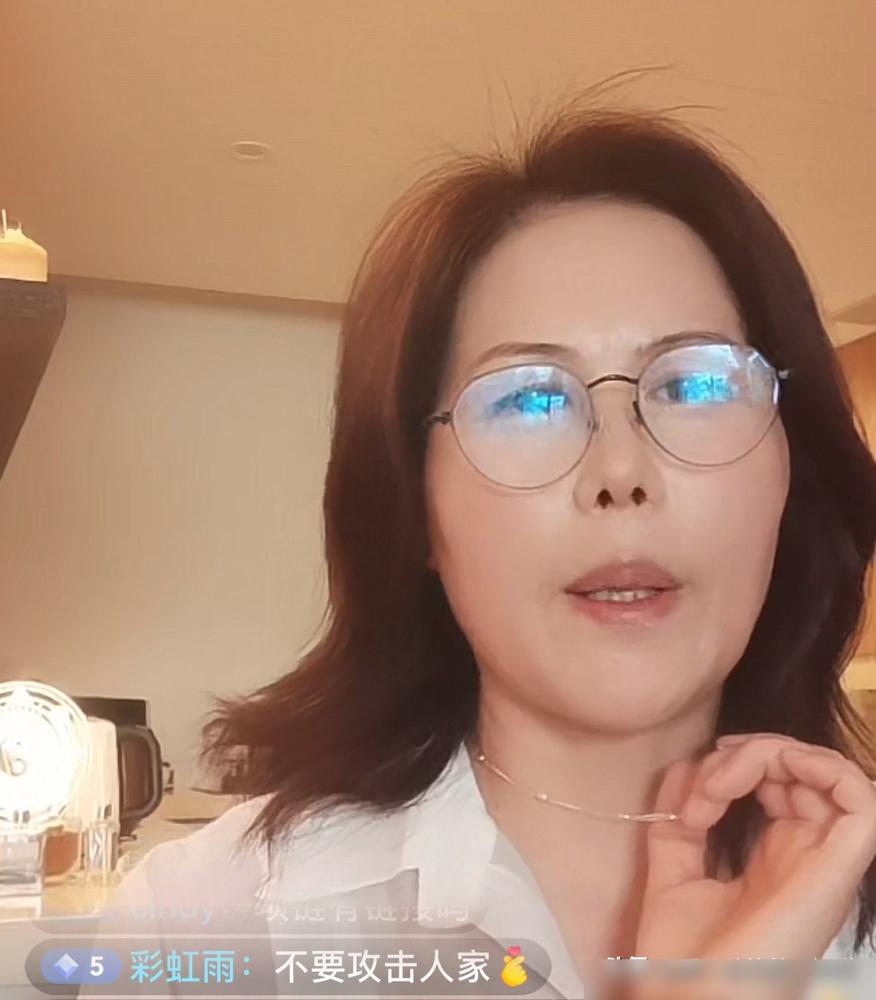 喊退休是给老板娘添堵？都说小杨阿姨逼宫汪小菲，我看你没看懂。她原话是“直播压