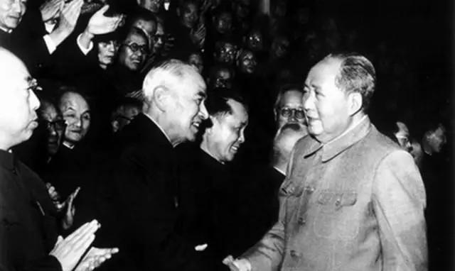 一个连春节都没来得及过的干部，抱着熬了好几个通宵写出来的汇报提纲，走进中南海勤政