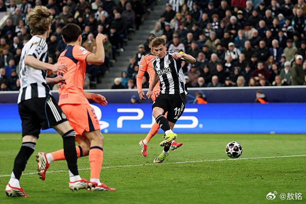 纽卡斯尔1比1巴塞罗那我是传中战术的忠实拥趸。又找到一个真实案例。纽卡斯尔右路