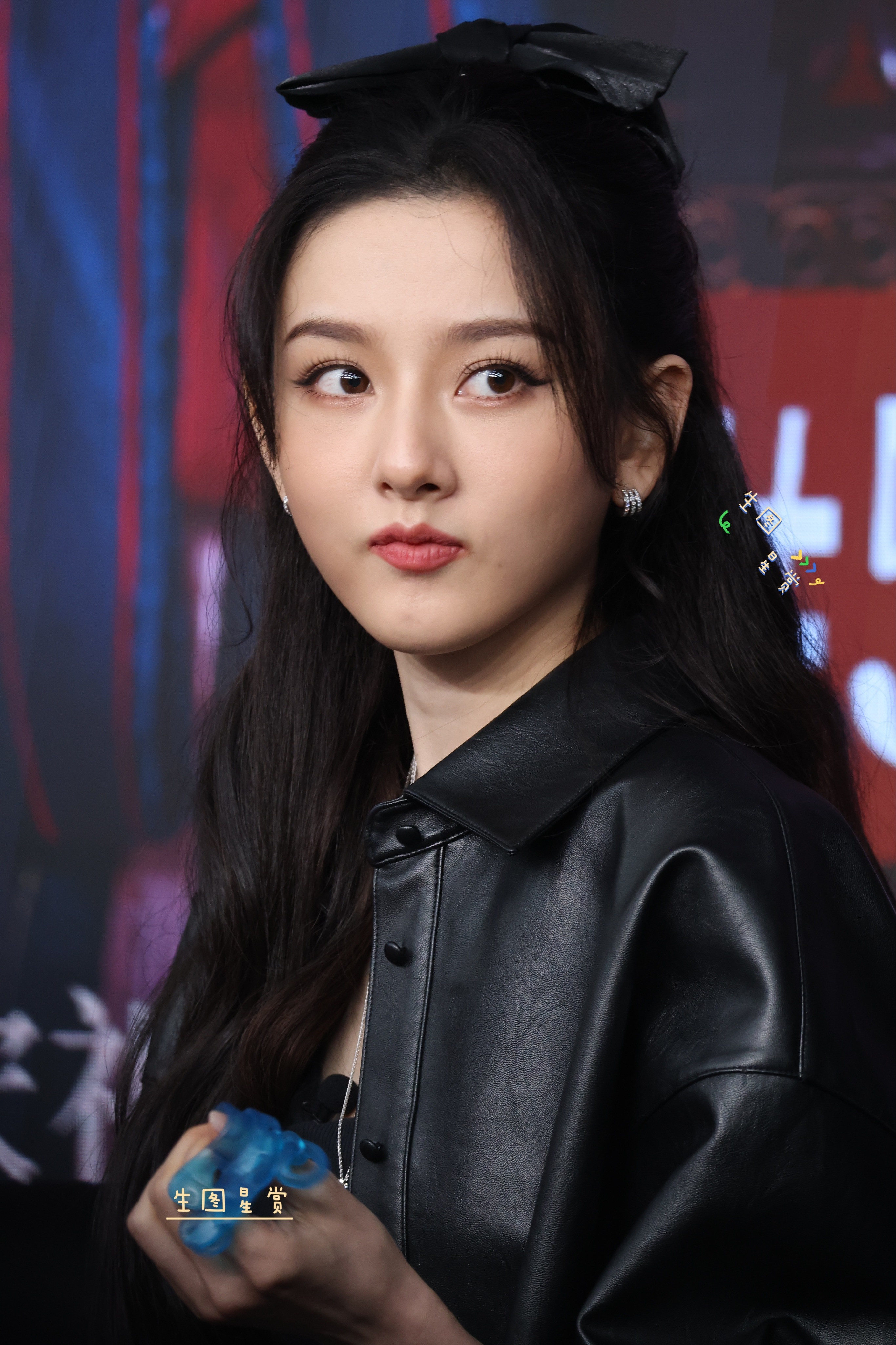 宋祖儿折腰扫楼生图，皮衣短裙酷甜鹅宝🖤宋祖儿​​​