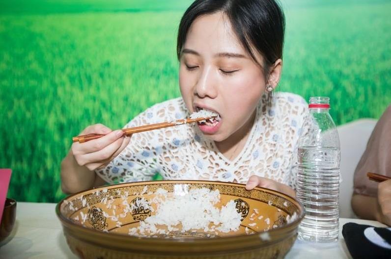 多年未曾品尝用土锅焖煮的大米饭了。今日家中电饭煲损坏，无奈之下，老婆只得临时用土