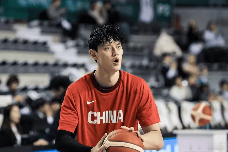 博主StarXia澳洲篮球发文谈到了曾凡博的去向：目前这个节骨眼耗掉的就是自己宝