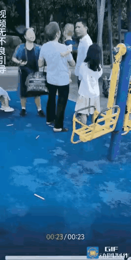 天呐，大娘真的不是善茬。小区游乐场，大娘的孙子和别人家小孩发生了矛盾，孩子爸爸