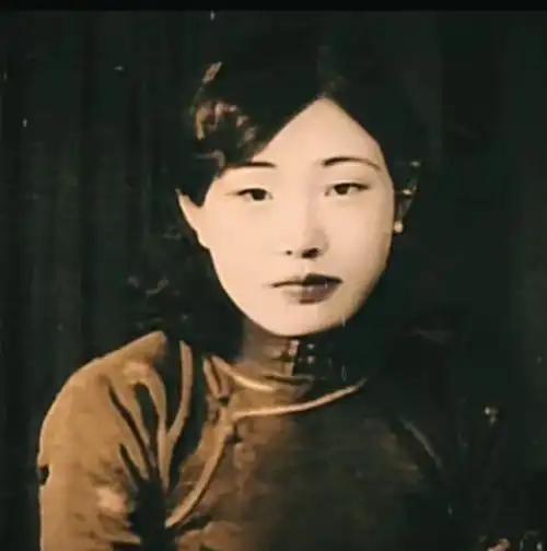 1940年，日本宪兵队长在茶馆喝茶，这时，一个穿着白色旗袍的军统女特工，故意和他