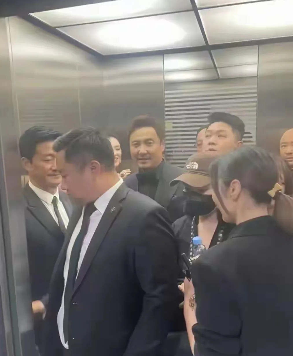 如果这部电梯正好超员一个人你会下去吗？