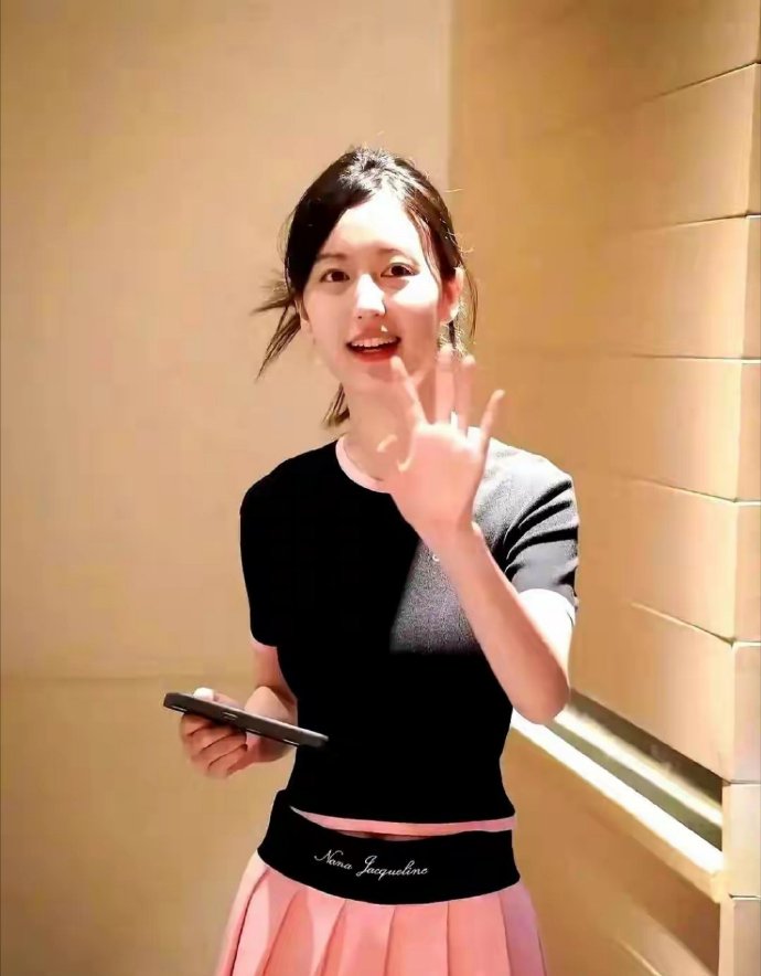 15岁的裴佳欣！168cm身高优越身材，童星到时尚新星的华丽蜕变​​​