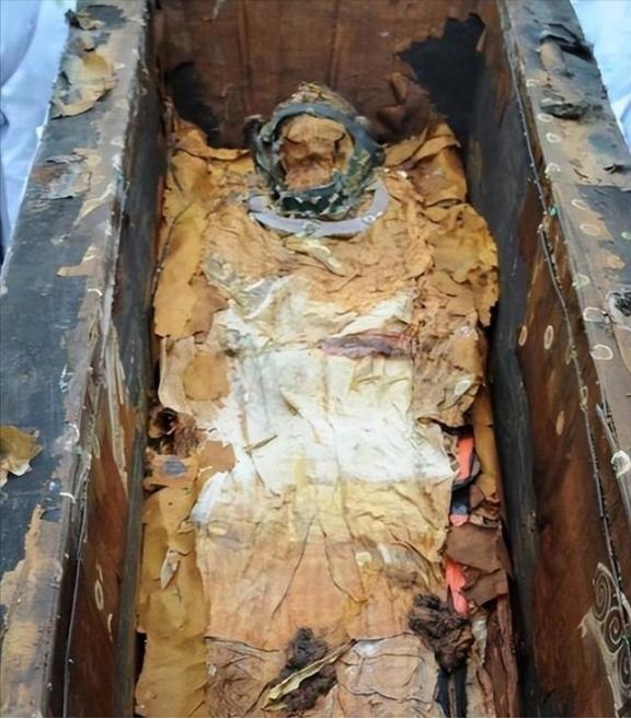 1956年，在郭沫若、吴晗的强烈要求下，国家同意了挖掘万历皇帝的陵墓，在打开棺材