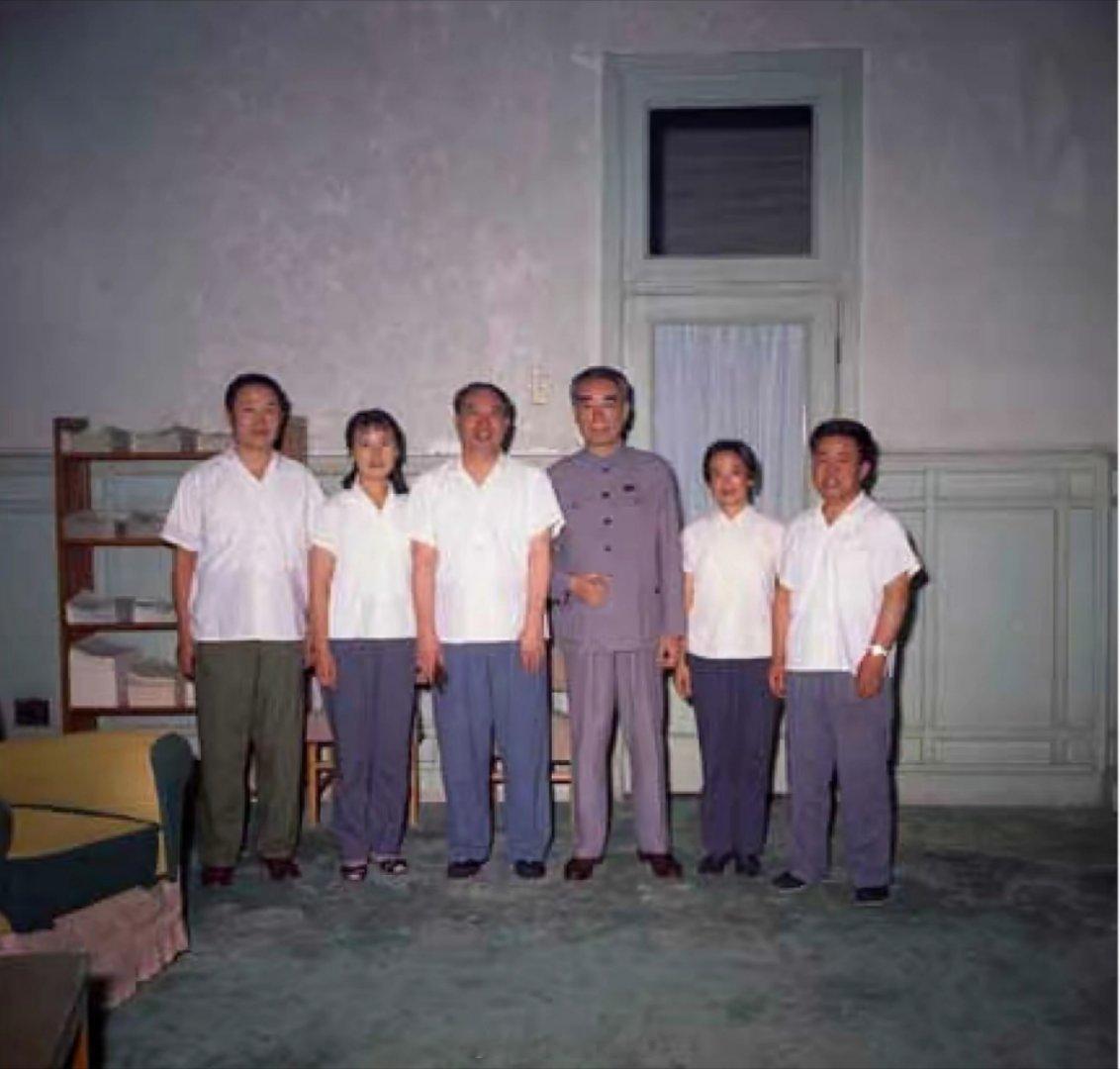 1973年，周总理看望病中的毛主席，并且和汪东兴及毛主席身边的工作人员合影。