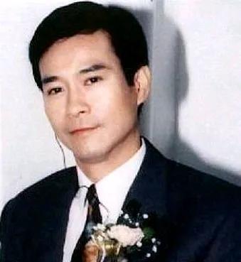 沒有第二个男人还能这样来形容的？只有他能，在他身上真正体现出男人的英俊潇洒，风流
