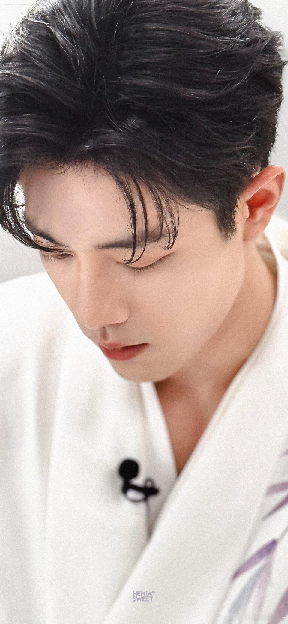 卧槽有没有人懂肖战的鼻梁痣啊真的很涩很性感🥵🥵​​​