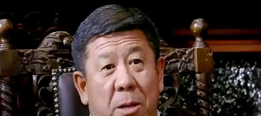 65岁程煜，不靠脸吃饭，靠的是手里的烟和眼里的光。他演反派，不吼不叫，抽烟的姿