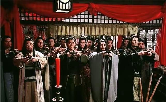 李密设“鸿门宴”杀死瓦岗军首领翟让，徐世勣被砍伤，单雄信下跪求饶，一旁的秦琼、程