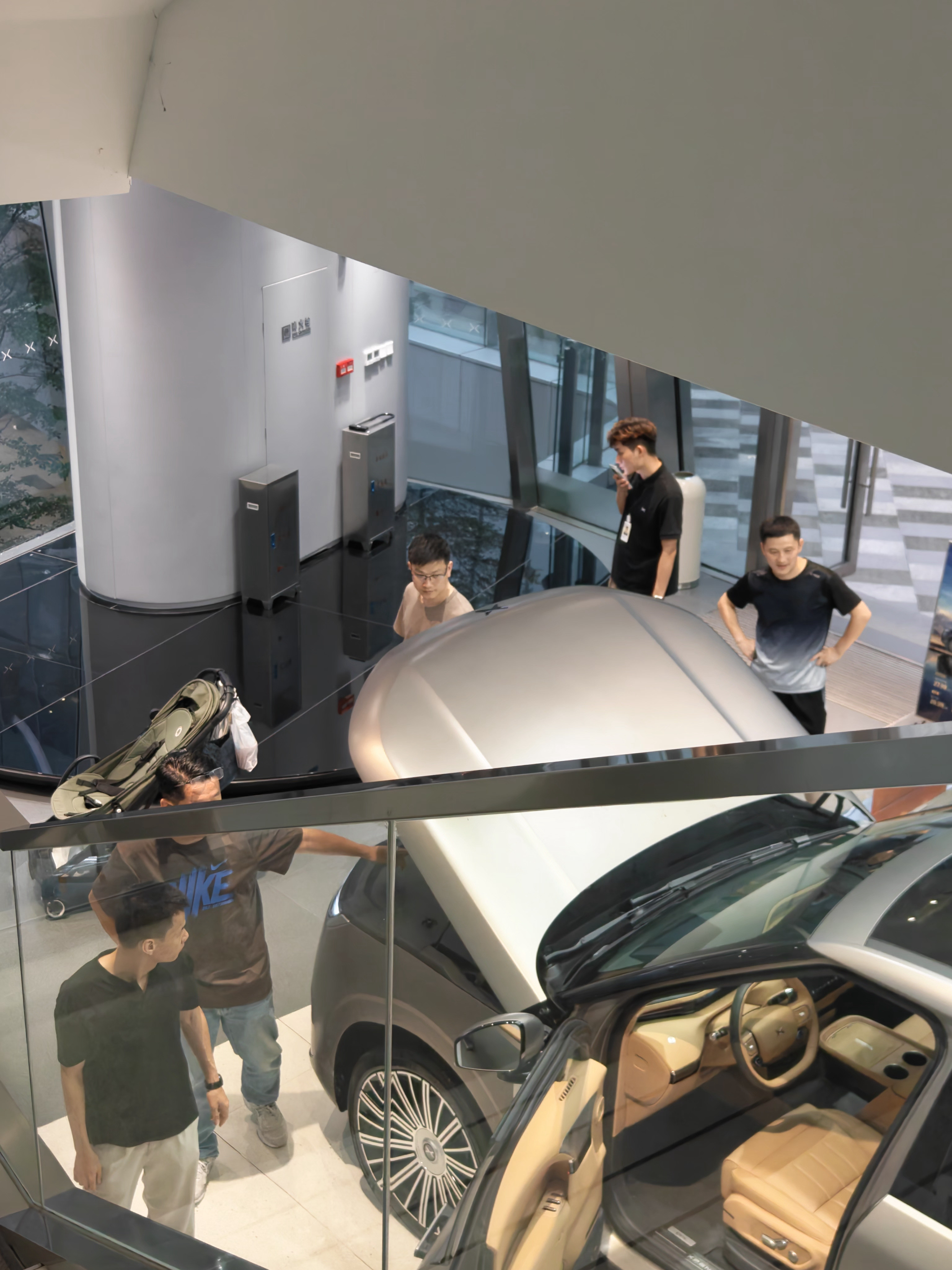 饭点来小鹏番禺天河城店～店里四五组人在看车，家庭为主，也有黄衣小姐姐她们这种年轻