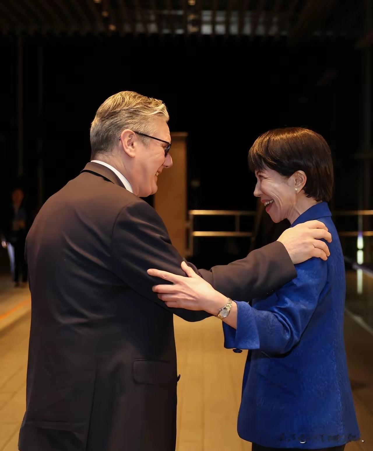 据悉，斯塔默到了东京，下了飞机，见了个面，检验了一下仪仗队，拍了个照，饭也没吃，