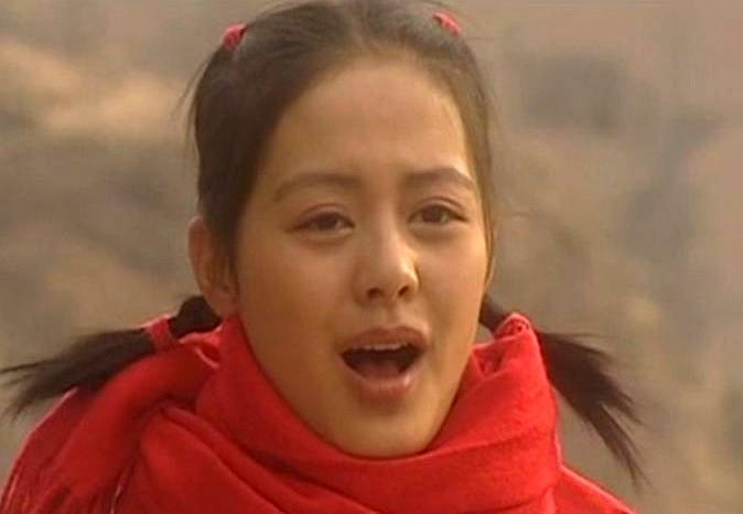 网上这两天又翻出《血色浪漫》旧照，王力可当年17岁演秦岭还穿着校服就要学着沉稳算