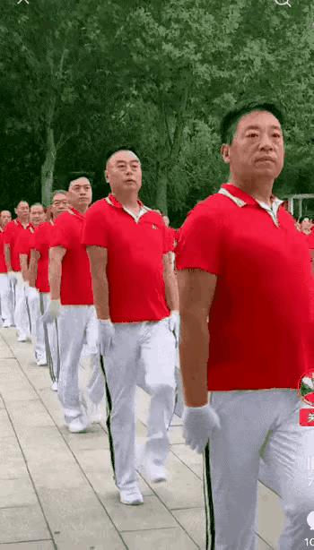 他们不知道自己讨人嫌吗？一大帮人，随身带着大喇叭放音乐，大街上队列行进，服装统