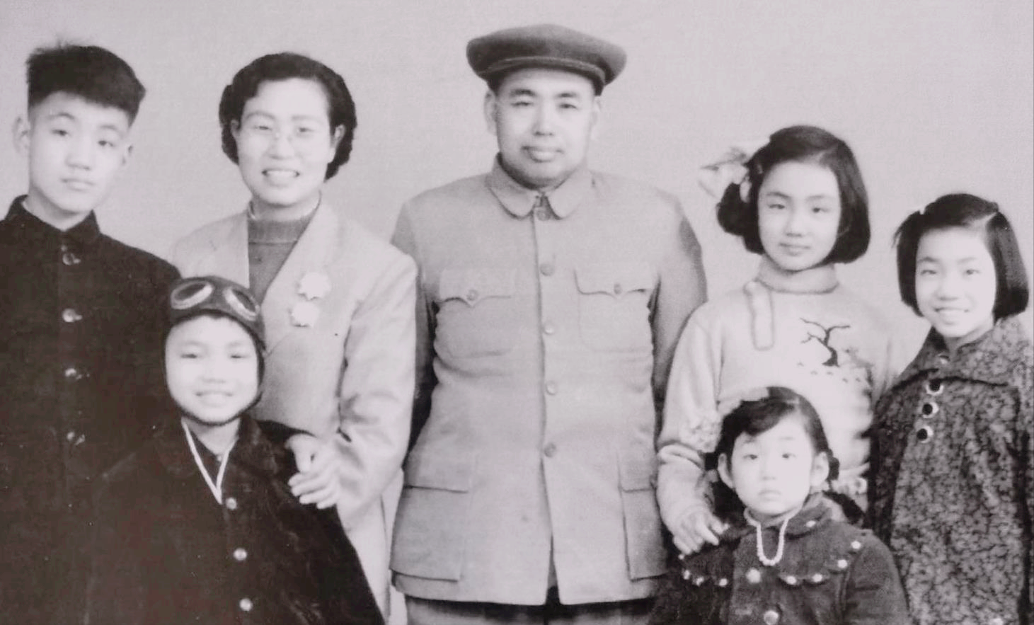 上世纪60年代的一天，南京军区司令许世友上将的女儿正在门口玩耍，一个鹤发童颜的老