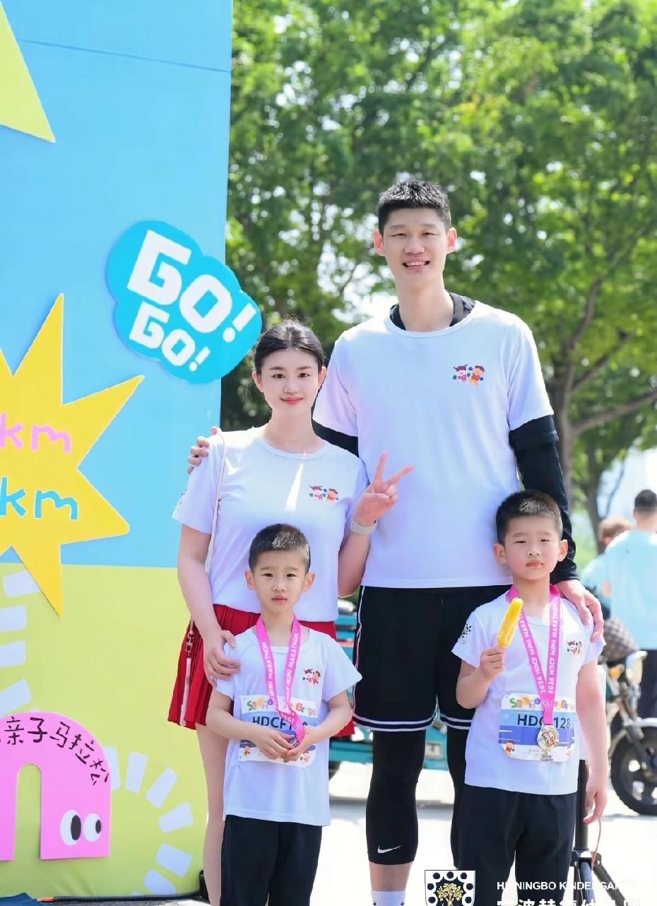 该细节源自胡金秋陪同家人参与的亲子跑活动现场，同为双胞胎且同岁的他的两...