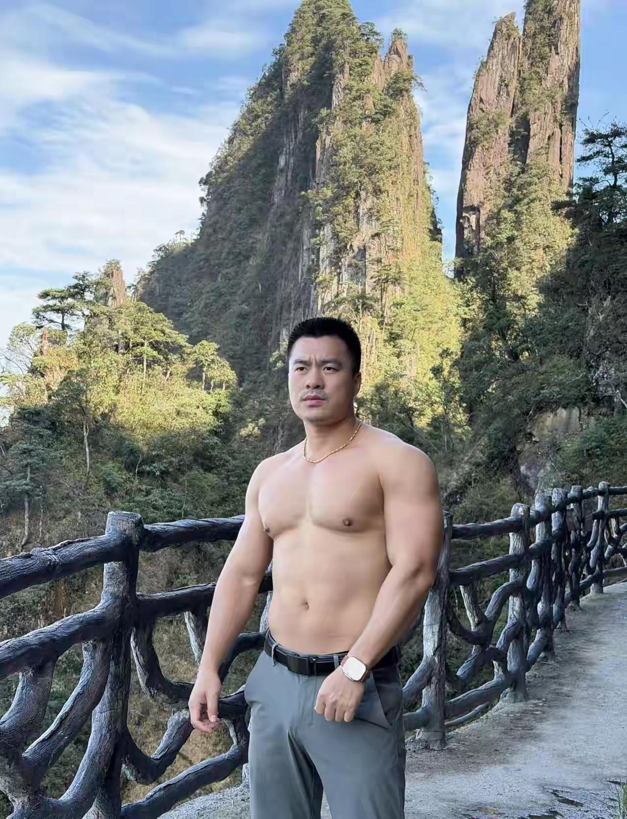 衣柜里的短袖刚刚翻出来，街上的他们却早已准备好展示身材。紧贴的衣料下，是隐约可见