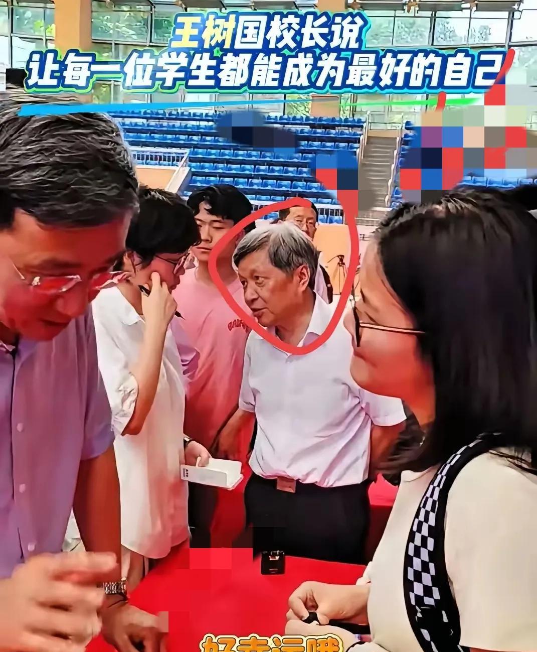 不得不说的是，福耀科技大学首位大学生，直接开着“就业直通车”杀进高管。今年