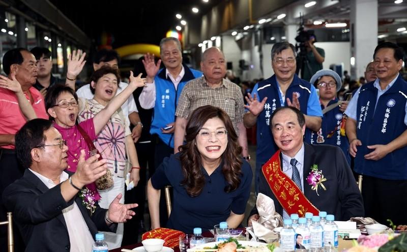 郑丽文赞李四川认真专业吁选民给机会让北台湾联机。国民党主席郑丽文9月20日晚间