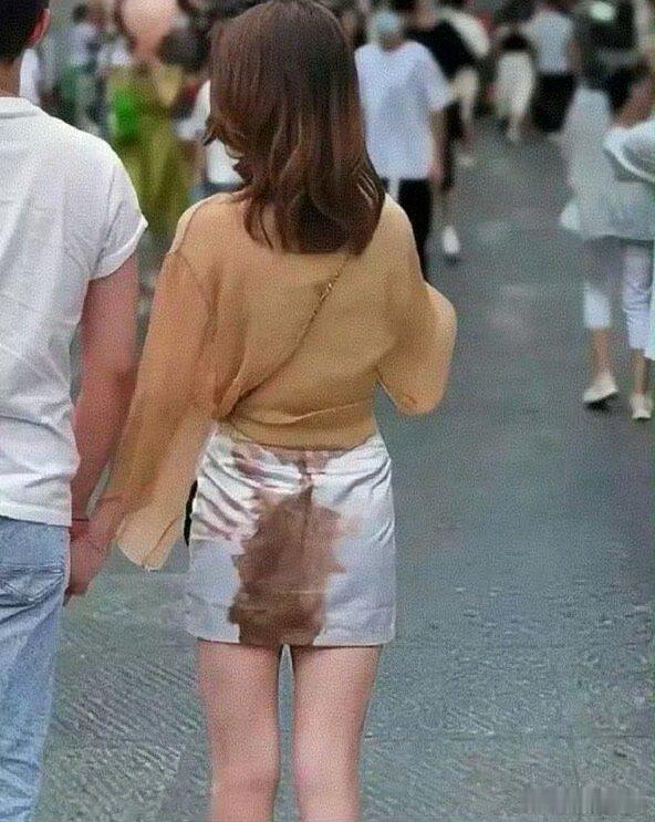 巴黎世家姨妈裙惊爆价1.3万美刀，这设计令人咋舌！不禁疑惑，究竟谁能驾驭？有钱人