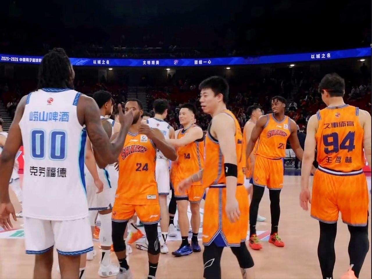 上海男篮84：80青岛，阵容深度影响比赛胜负青岛男篮对阵上海男篮，从球队排名