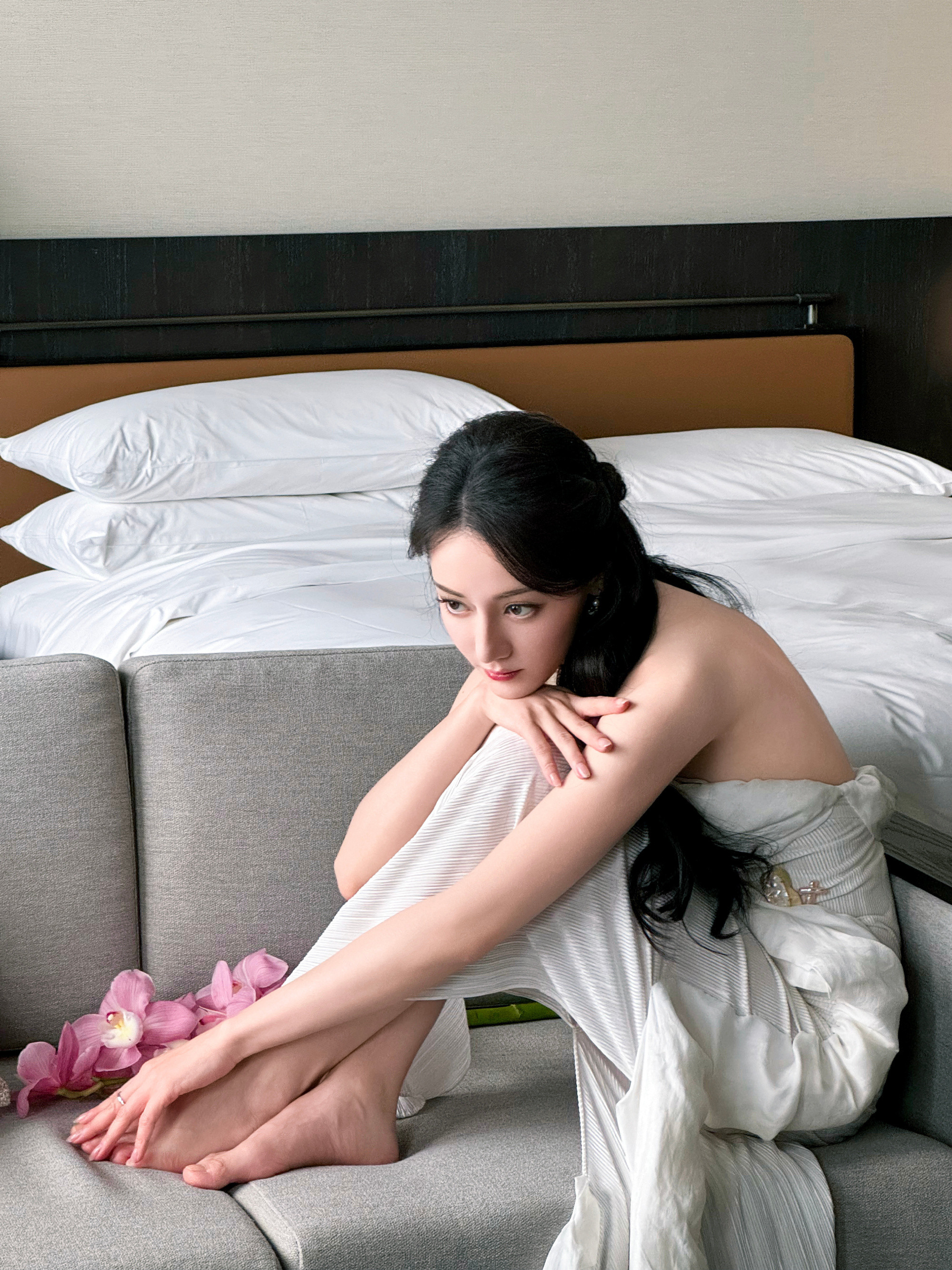 迪丽热巴姐姐的一组美腿写真精选图集。迪丽热巴