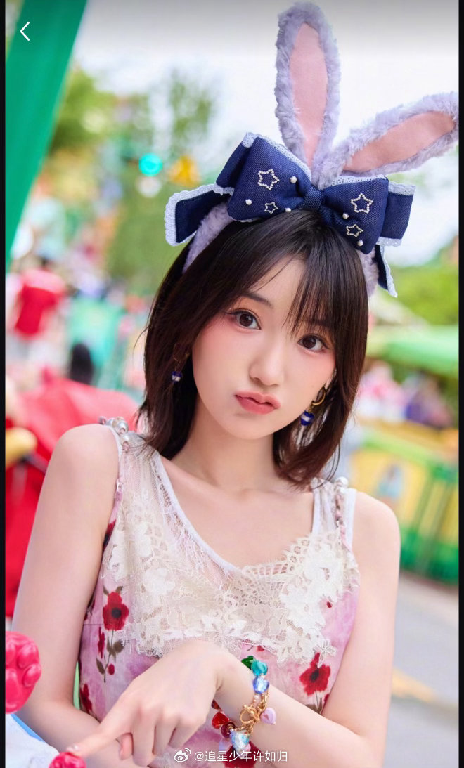 毛晓彤精英白领妆造甜妹转型确实成功。西装利落，长发微卷，站在那就是职场女性的样