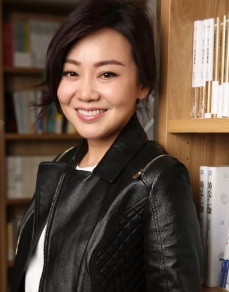 一张是化了妆的闫妮姿势优雅，穿着得体，而且还带着她那标志性的微笑，看起来只有3