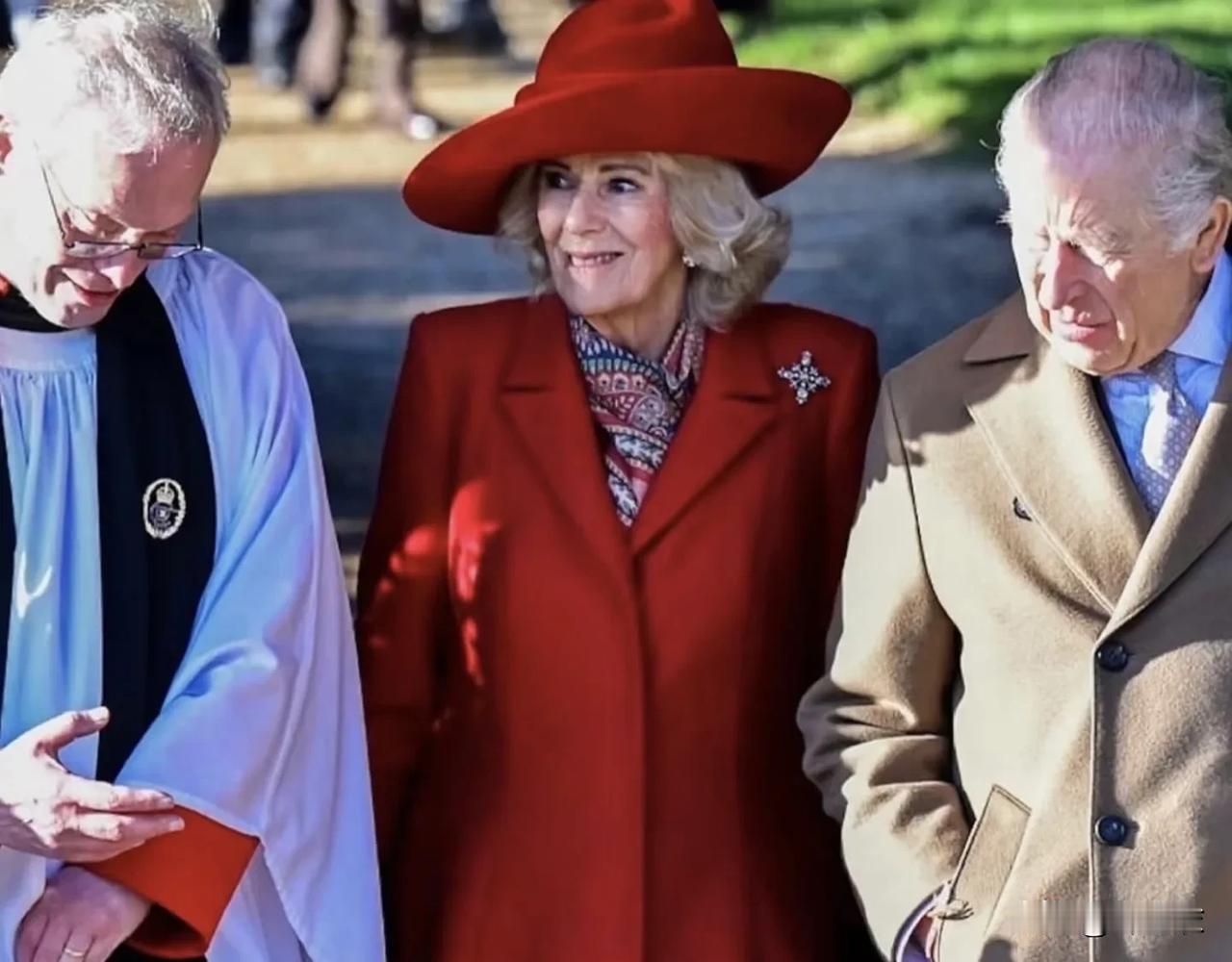 戴安娜王妃的性格活泼思想简单，像出身名门的邻家小妹；而卡米拉明显属于老油条，成人