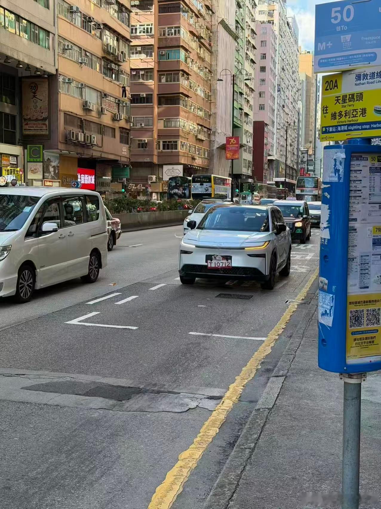 最近，一辆右舵版的丰田铂智3X惊现香港街头。凭借前卫的外观设计和丰田车标，铂智3