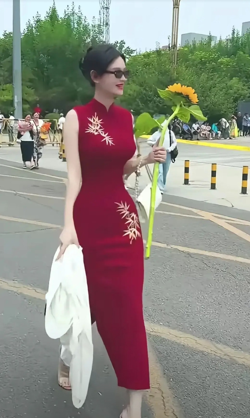 这个送考妈妈身材太出众了中年妇女，还能有这么好的身材，平时一定没少洒汗水。