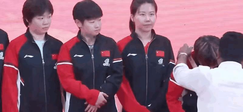 孙颖莎发奖时，气场比颁奖嘉宾还足怎么办？你们仔细看，莎莎小手一叉，眼睛盯