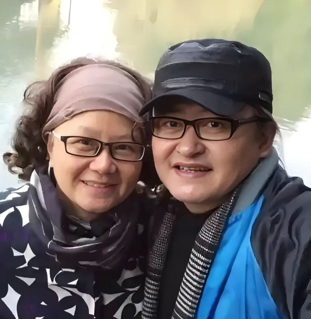 原来她是歌手刘欢的妻子，也是何炅的“恩师”刘欢的妻子叫卢璐，很有才华，做过主持人、编导和制片人。当年
