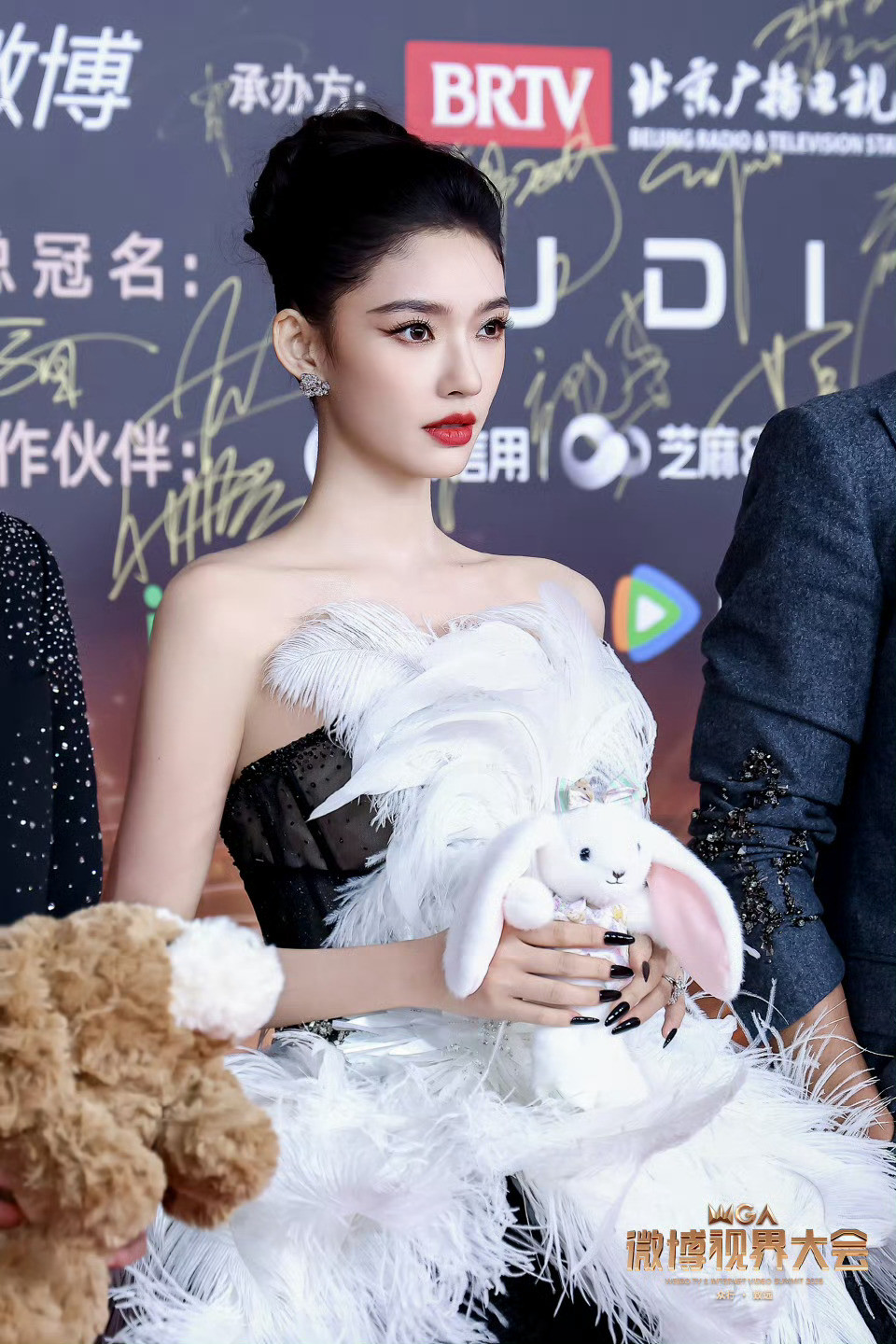 恭喜林允🎉！！期待大美女未来获得更多的奖项​​​