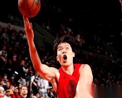 1投0中，拿2分。这数据，扔出去都嫌磕碜。但你再看一眼，+1的正负值，全队第